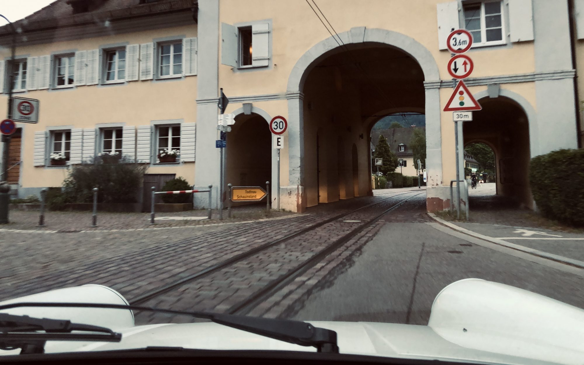 Mit dem Porsche 911 SC über die Schauinsland-Bergrennstrecke / Foto: traumrouten.info