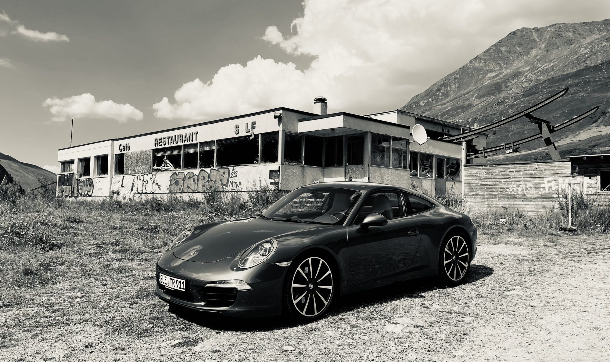 Porsche 911 auf dem Großen St. Bernhard vor der alten Liftstation des Skigebiets