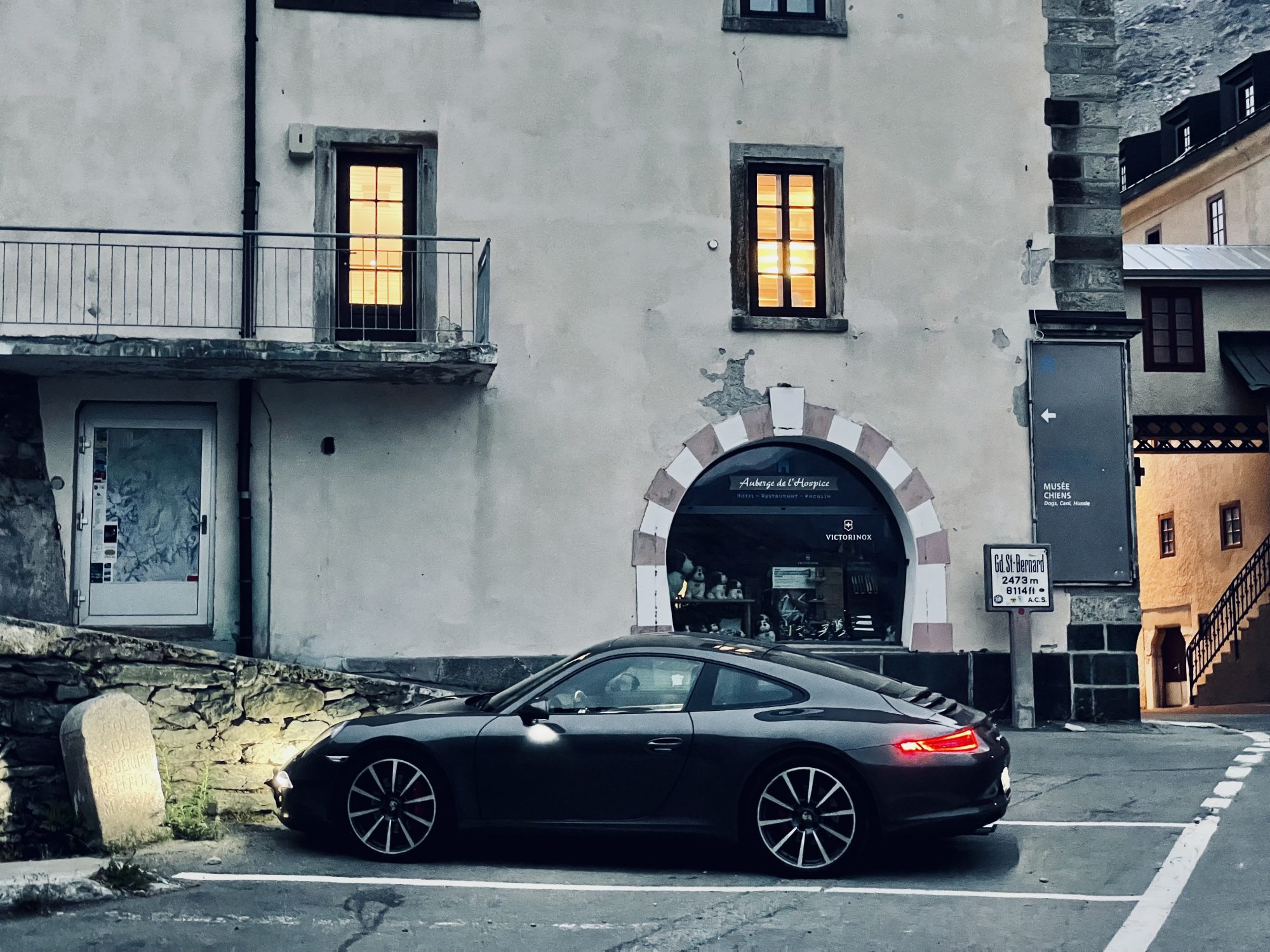 Porsche 911 auf dem Großen St. Bernhard