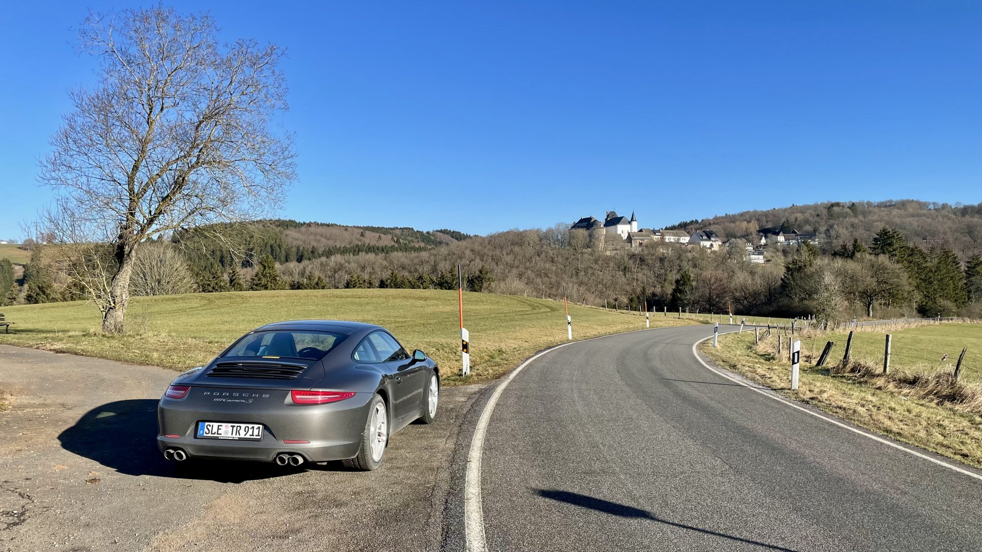 Porsche 911 vor der Wildenburg