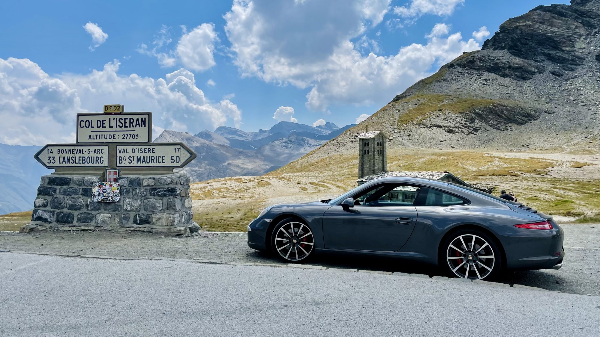 Porsche 911 auf dem Col de l´Iseran in den französischen Alpen