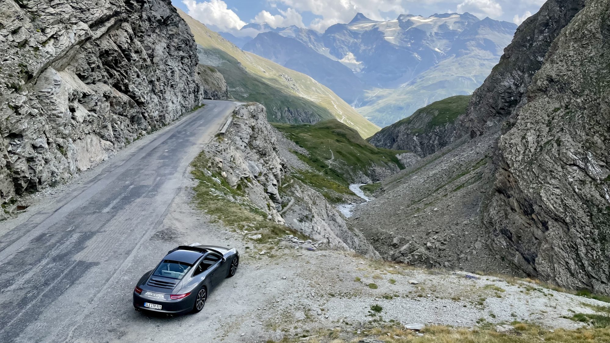 Porsche 911 auf der Südseite des Col de l´Iseran