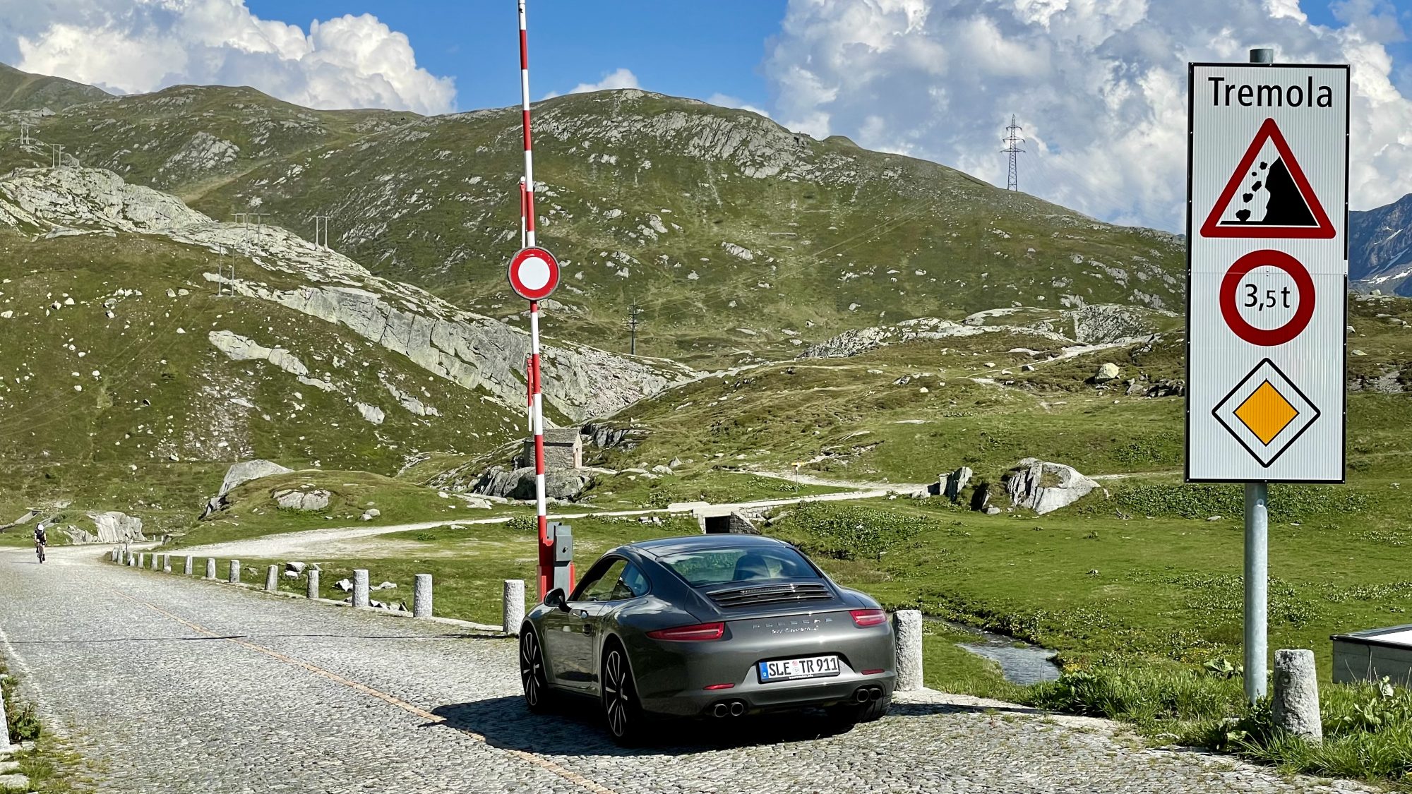 Die Zufahrt zur Tremolastraße an der Passhöhe des Gotthardpasses